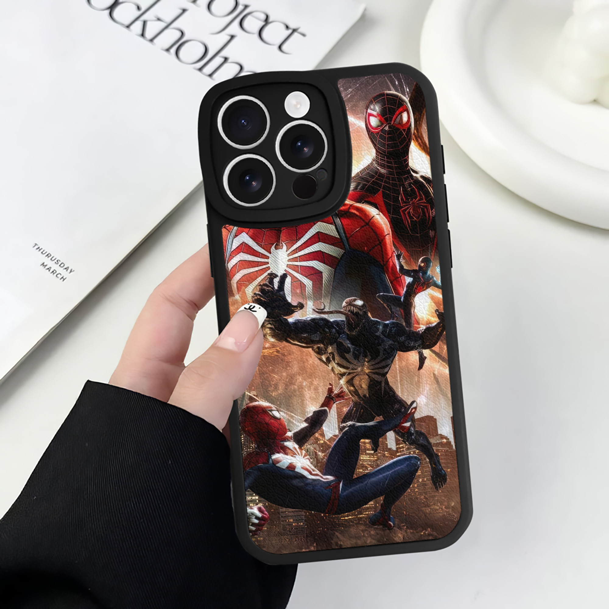 （画像用） Spider Man スパイダーマン 【iPhone 16シリーズ対応】シリコンスマホケース（レザー調） 材質：シリコン